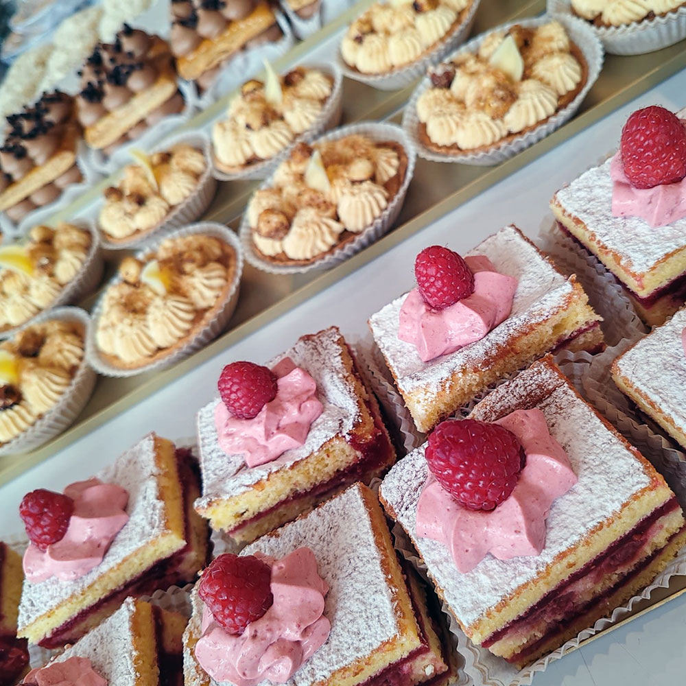 Image de comptoir avec des gâteaux