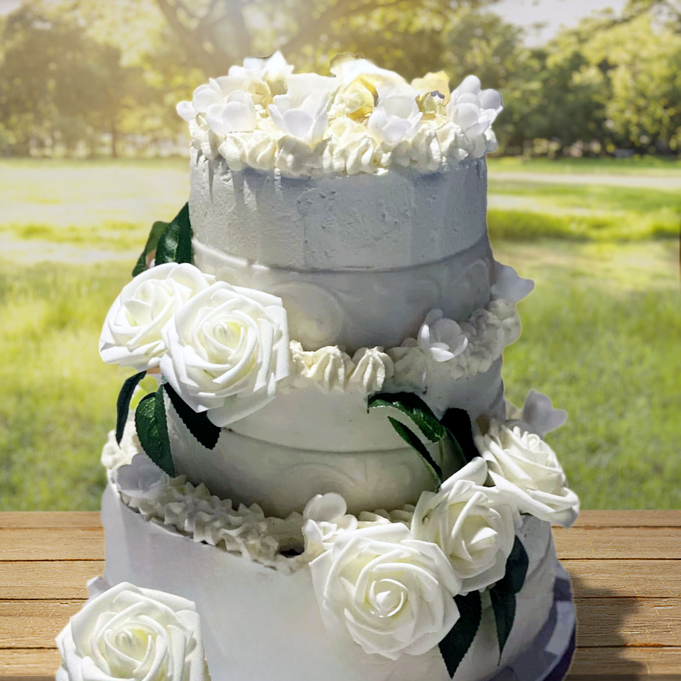Gâteau blanc avec des roses blanches